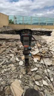 aluguel de martelete demolindo piso em obra